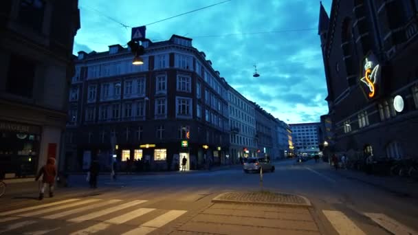 Kopenhagen, Denemarken: April 2017-zicht rondom het centraal station van Kopenhagen. Europese architectuur en mensen bij nacht — Stockvideo