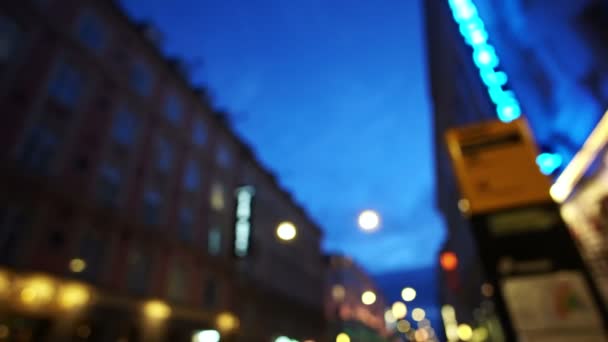 Oskärpa centralstationen Köpenhamn utanför området på kvällstid. Vackra Nattmotiv av europeisk stad — Stockvideo