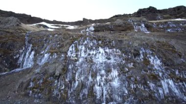 İzlanda'daki dağda buzlu şelale dondu. Sıfır sıcaklık altında 