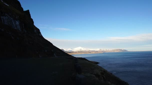 Vue du voyage sur le paysage de l'Islande. Belle baie au-dessus de l'océan islandais avec fond de montagne de neige — Video