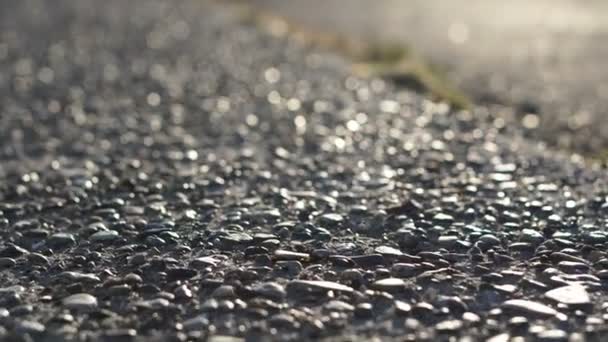 Rue européenne en asphalte de galets au soleil du matin. Voiture circulant dans la petite ville d'Islande — Video