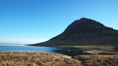 İzlanda Simgesel Yapı Kirkjufell manzara dağ yan görünümden. Görkemli görünümünden bir yolculuk seyahat Avrupa'da