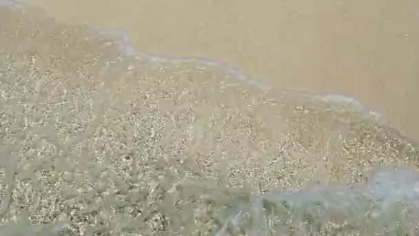 Top View of crystal clear ocean waves. Splashing over white soft sand beach in slow motion — Stock Video