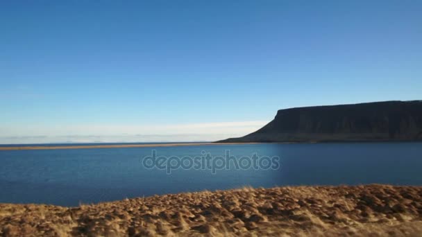 公路旅行视图看到冰岛景观。美丽海湾上空冰岛海洋 — 图库视频影像