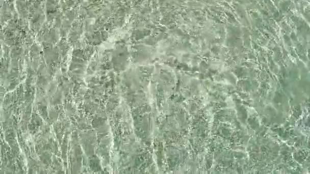 Top View of crystal clear ocean waves. Splashing over white soft sand beach in slow motion — Stock Video