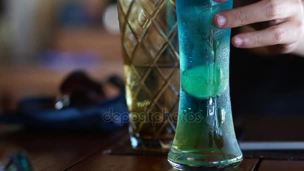 Stirring Blue Ocean cocktail no resort beach bar Maldivas — Vídeo de Stock