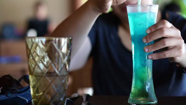 Stirring Blue Ocean cocktail no resort beach bar Maldivas — Vídeo de Stock