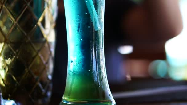 Blue ocean mocktail, alkohol gratis cocktail närbild. Gnistbildning soda textur i turkos dryck — Stockvideo