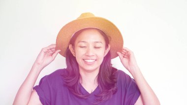 Asyalı kız hasır şapka yaz eğlenceli giyiyor. Sakin ve mutlu express