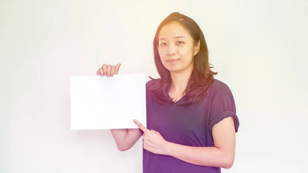 Casual asiatico donna holding bianco segno con copia spazio — Foto Stock