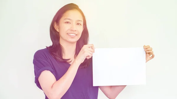 Casual asiatico donna holding bianco segno con copia spazio — Foto Stock