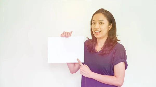 Casual Aziatische vrouw met witte bord met kopie ruimte — Stockfoto