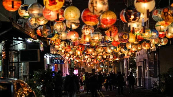 Tayvan lantern Festivali. Çin yeni yılı asılı fenerler gece sokak üzerinde boyalı — Stok fotoğraf