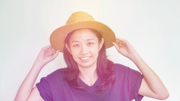 Asijská dívka, která nosí slaměný klobouk letní zábavy. Relaxovat a šťastný express — Stock fotografie