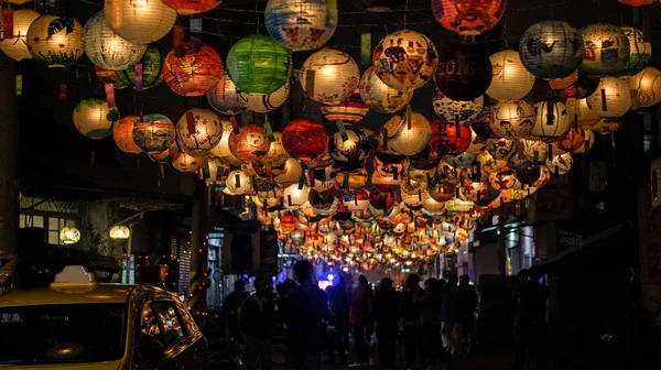 Tchaj-wan krajanů. Čínský Nový rok závěsné malované lucerny nad noční ulice — Stock fotografie