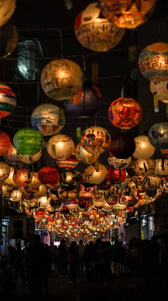 Тайваньский фестиваль фонарей. Китайский новый год висит расписными фонарями над ночной улицей — стоковое фото