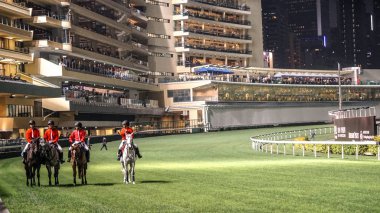 Editoryal at yarışı alan gece oyun başlamadan önce. Heyecan verici 