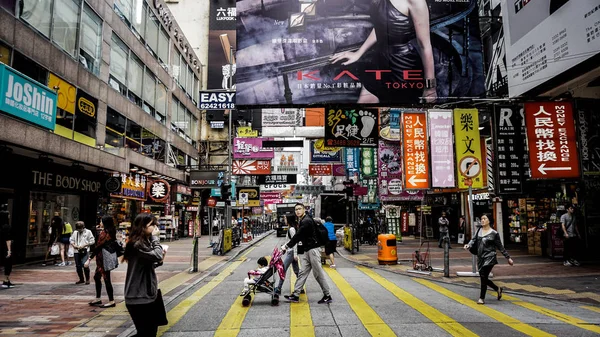 Hong Kong - Mayo 2016: Tsim Sha Tsui famosa zona comercial cerca de la calle para el mercado —  Fotos de Stock