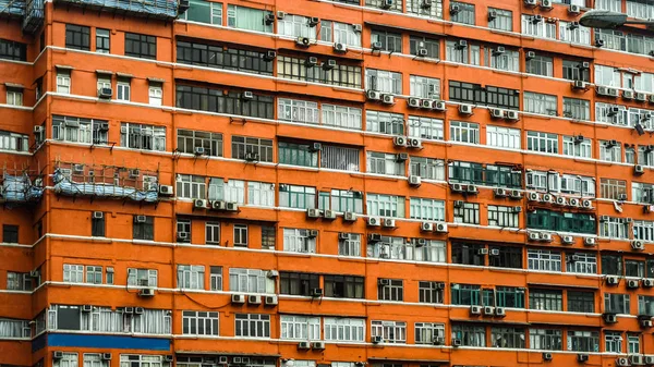 Hong Kong appartamento rosso esterno. Edificio vecchio spazio abitativo problema di aumento del prezzo — Foto Stock