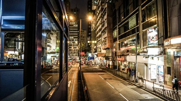 Hong Kong oświetlony neon noc widok z wewnątrz tramwaj kolejowy — Zdjęcie stockowe