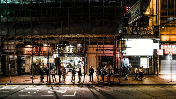 Vista de la elevación de la vida local de la calle Hong Kong después del trabajo en la noche —  Fotos de Stock