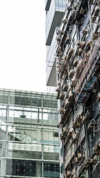 Contrast van Hong Kong levensstijl, oude en nieuwe gebouw naast elkaar — Stockfoto