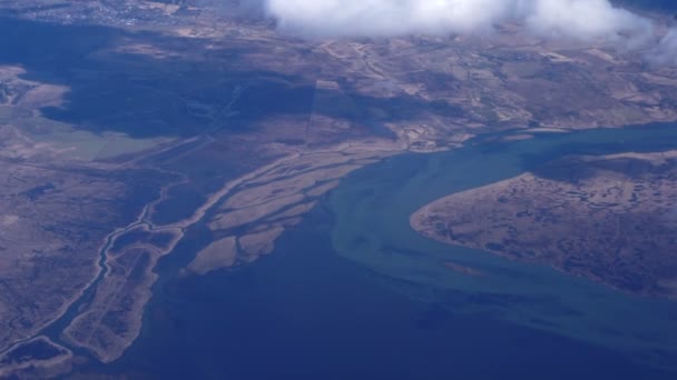 Luchtfoto van landschap van West-Europa. Gesmolten sneeuw rivier loopt Oceaan — Stockvideo