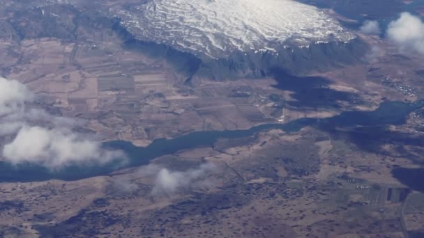 Vista aérea del paisaje de Europa Occidental. Montaña de nieve y río sobre tierra — Vídeos de Stock