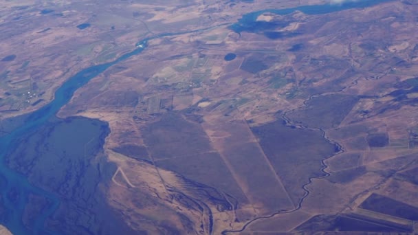 Вид с воздуха на пейзаж Западной Европы. Снежная гора и река над землей — стоковое видео
