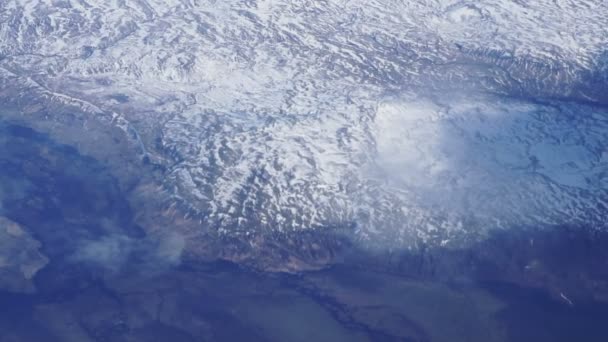 Flygfoto över Västeuropa snö alpint landskap. Vit snö Underlandet hela berget linje — Stockvideo