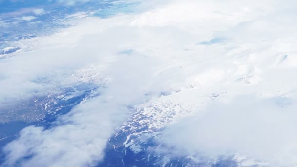 Vista aérea del paisaje alpino de nieve de Europa Occidental. Nieve blanca maravilla por toda la línea de montaña — Vídeos de Stock