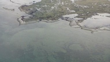 Batı Avrupa peyzaj, kara nehir ve okyanus Körfezi havadan görünümü 