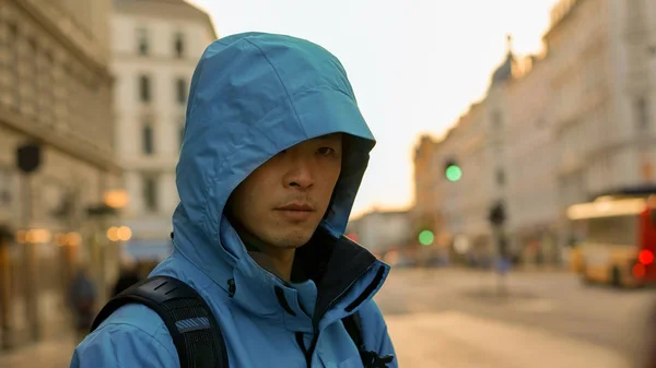 Asiatischer Mann mit Outdoor-Jacke, sportlicher Look mit Sonnenuntergang europäisch — Stockfoto