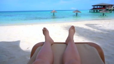 Cennet plaj okyanus ağır çekim video, beyaz kum ile turist ayak