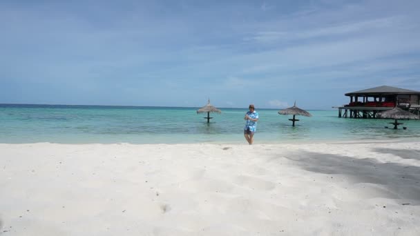 Asiatiska turist tar selfie på vackra havet, ha kul på semester — Stockvideo