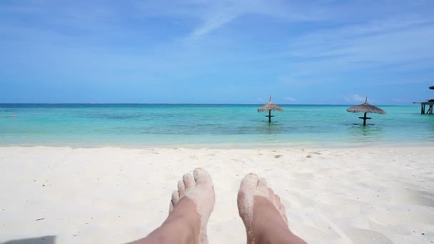 Туристические ноги с белым песком в раю пляж океана замедленного движения видео — стоковое видео