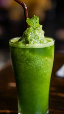 Sağlıklı nane güler yüzlü içki. Hint Pudina suyu veya lassi