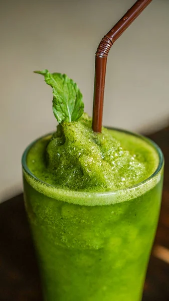 Healthy mint smoothie drink. Indian Pudina juice or lassi — Stock Photo, Image