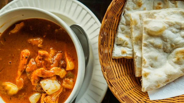 Indian cuisine red curry and nan bread — Stock Photo, Image