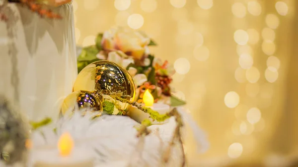 Gold Weihnachtsschmuck mit Bokeh Licht Kopie Landschaft Hintergrund — Stockfoto