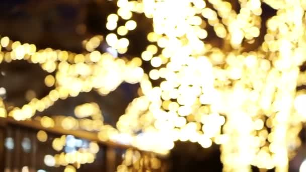 Luz de iluminación de Navidad borrosa en Tokio, Japón. Gente caminando, saliendo, celebrando — Vídeo de stock