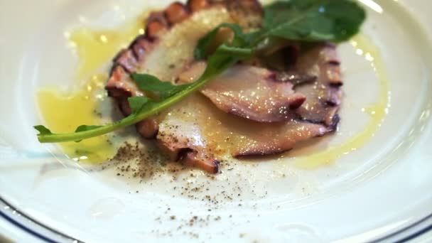 Σερβίρουμε φέτες χταπόδι μαγειρεμένο με ελαιόλαδο — Αρχείο Βίντεο