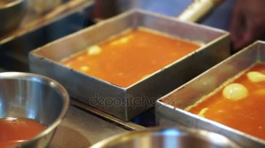 Taze tamakoyaki yapma. Japon tatlı omlet Pişirme Balık pazarı 