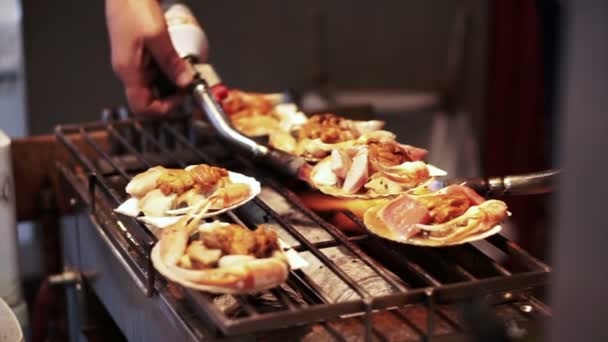 什锦的海鲜烧烤在筑地市场，日本的壳。厨师使用燃烧的火炬 — 图库视频影像