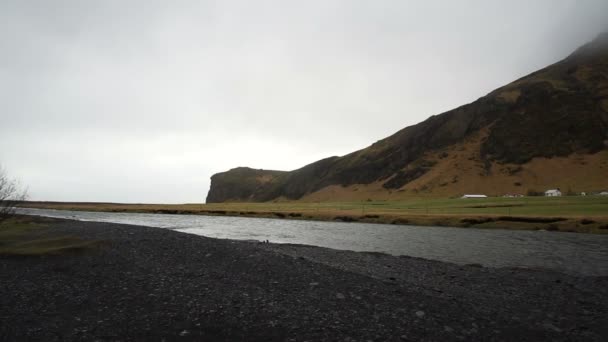 Terreno vulcanico nero intorno al fiume che scorre. Paesaggio panoramico dell'Islanda — Video Stock