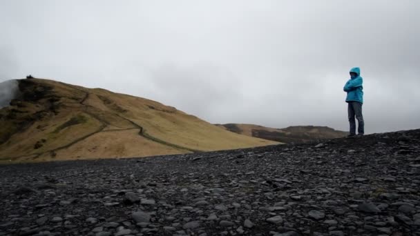 Hombre con chaqueta al aire libre explorando Islandia en el paisaje de caída volcánica — Vídeos de Stock