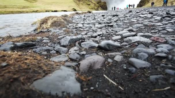 Zwarte vulkanische grond rond stromende rivier. Het schilderachtige landschap van IJsland — Stockvideo