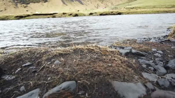 Černé vulkanické půdě kolem tekoucí řeky. Malebné krajiny Islandu — Stock video