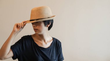 Yeni nesil yenilikçi yaşam tarzı kısa saç Aisan kadın co ile