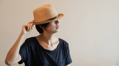 Yeni nesil yenilikçi yaşam tarzı kısa saç Aisan kadın co ile